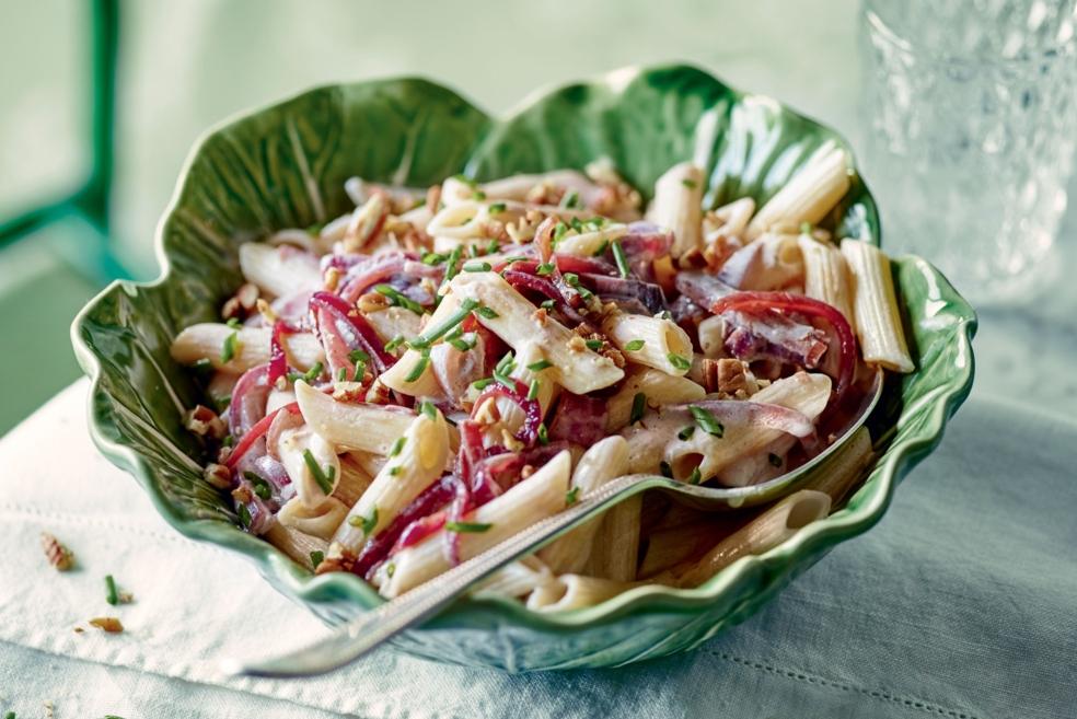 Penne au fromage de chèvre, oignons rouges et noix