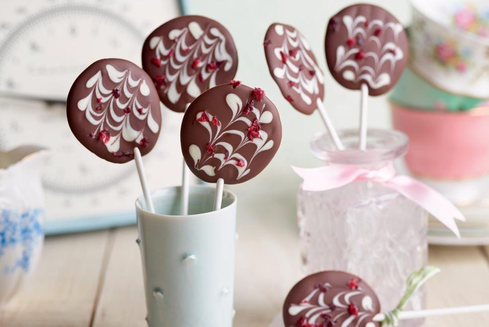 Sucettes au chocolat et cerises confites