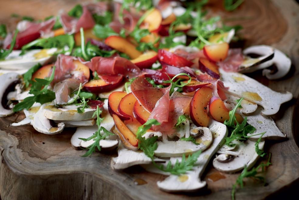 Carpaccio de champignons aux prunes et jambon fumé