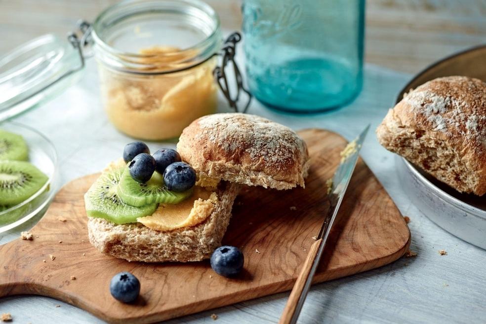 Tartine de fruits sur crème aux amandes maison