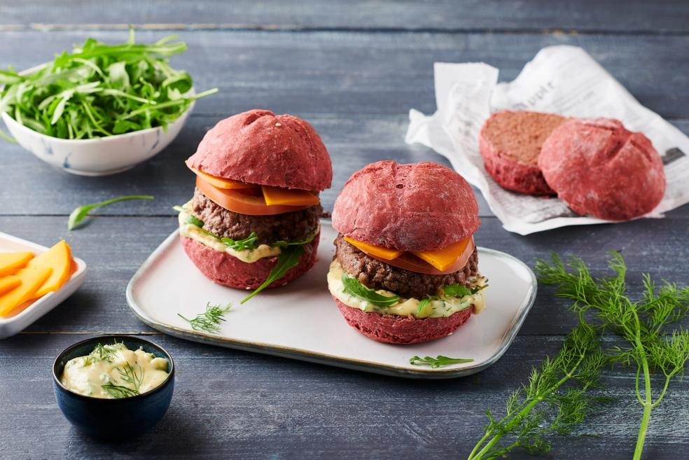 Pink burger, pain à la betterave, bœuf, tomate et mimolette