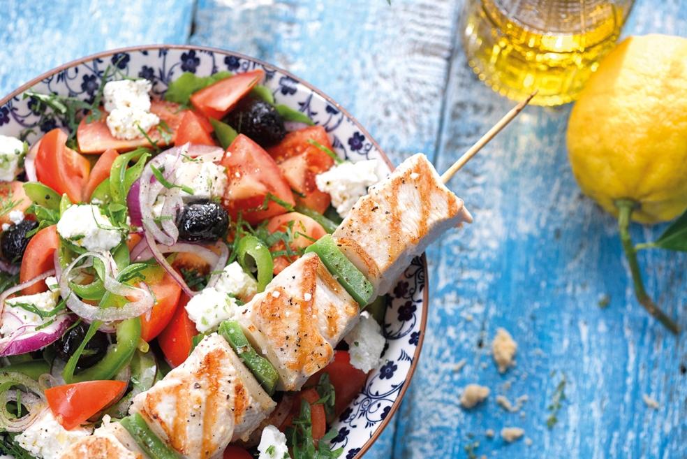 Salade à la grecque et brochette de dinde au citron