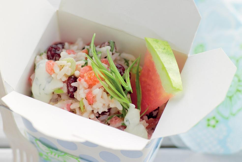 Salade de riz accompagnée d’une sauce au yaourt