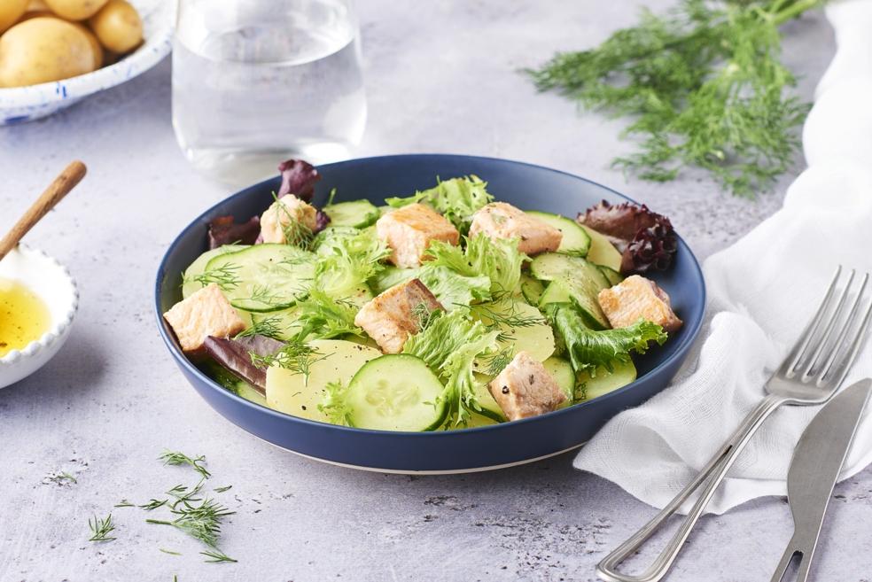 Salade de concombre mariné et dés de saumon
