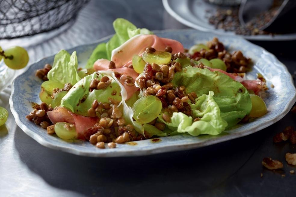 Salade de lentilles, raisins et jambon cru