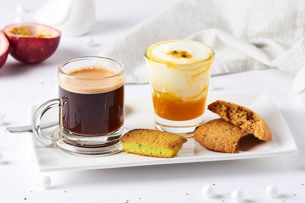 Café gourmand : Financier au thé vert, cookie au beurre de cacahuètes, et fromage blanc au coulis de passion