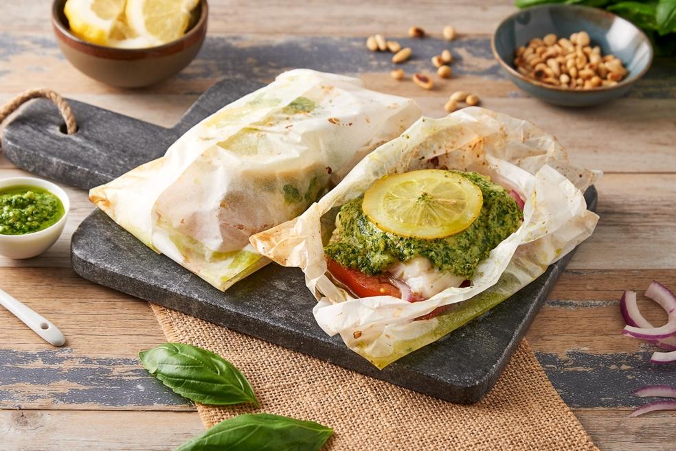 Papillote de cabillaud à la tomate et pesto de basilic
