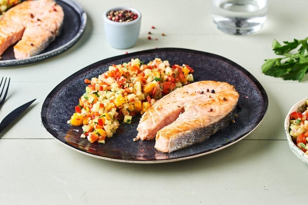 Saumon grillé et salade fraîche