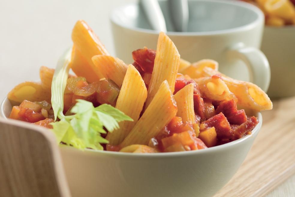 Penne à la sauce tomate épicée et salami