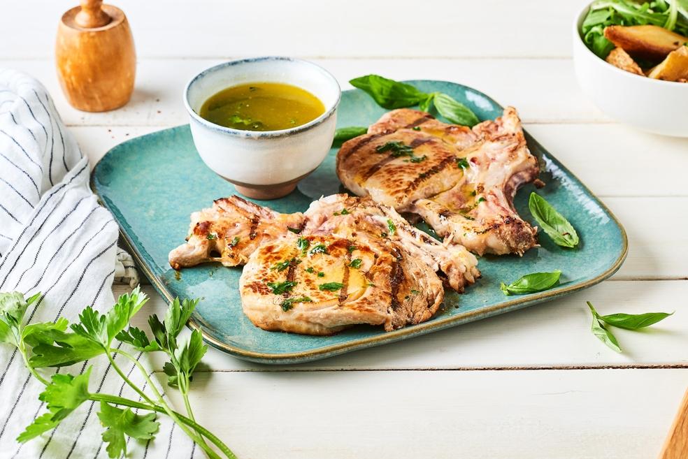 Côtes de veau au beurre d'herbes barbecue