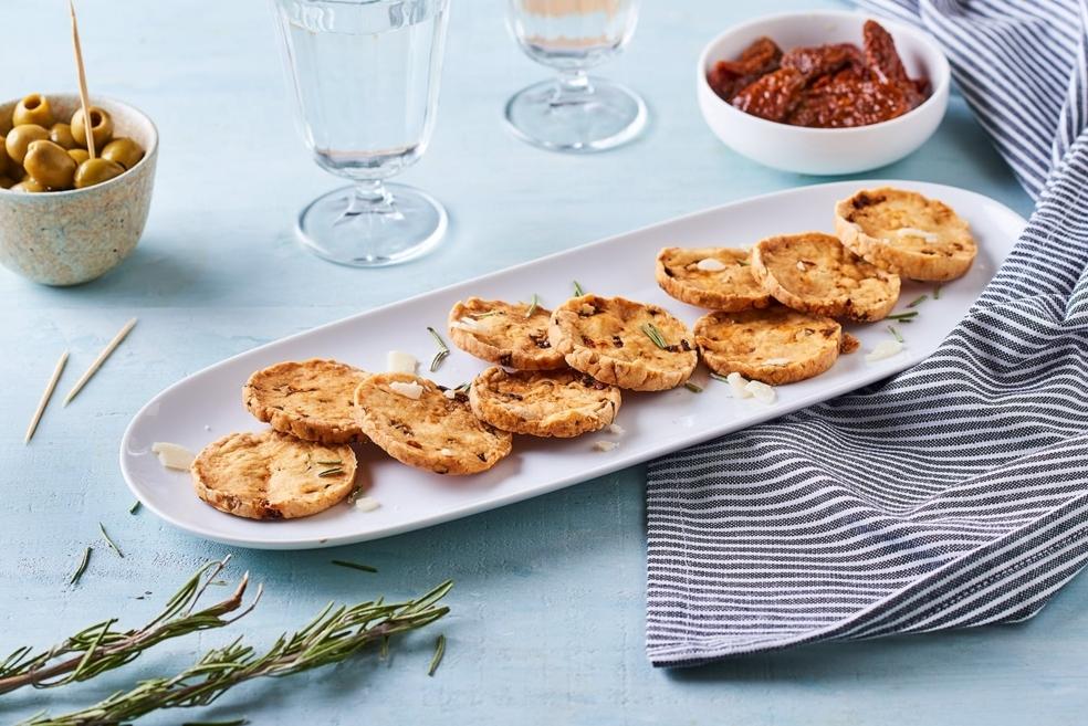 Crackers au parmesan, tomates séchées et romarin