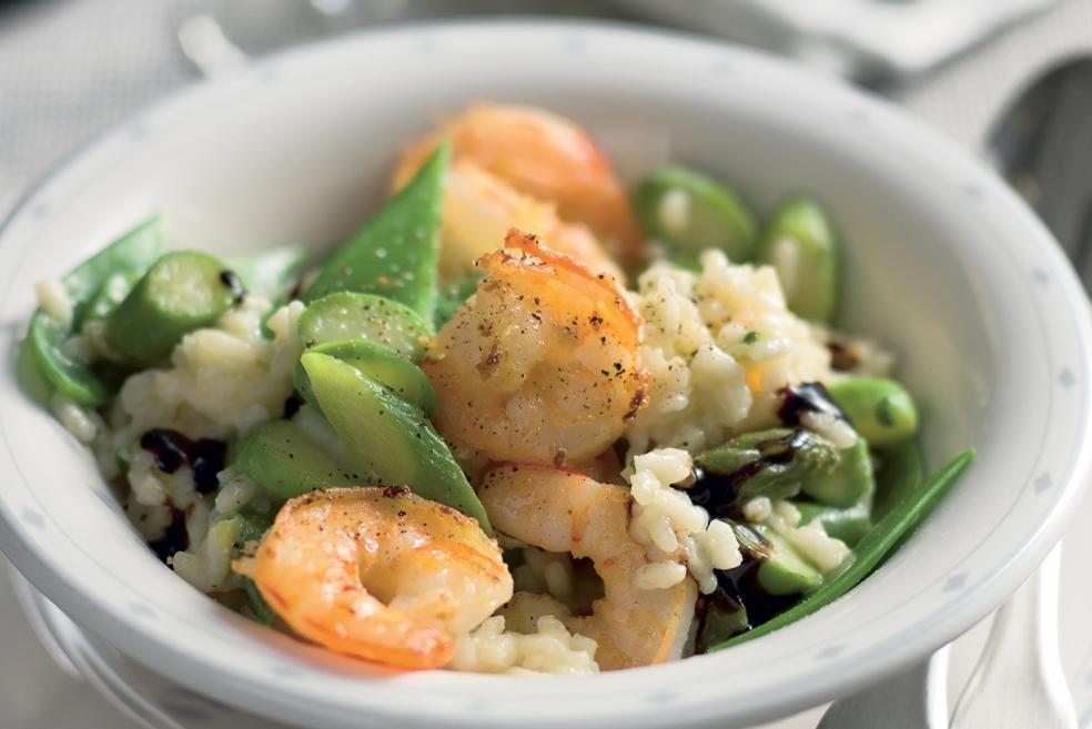 Risotto aux asperges, crevettes et pois gourmands