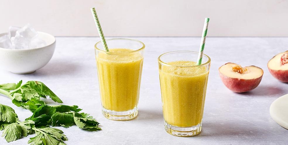 Smoothie céleri, pêche blanche et gingembre