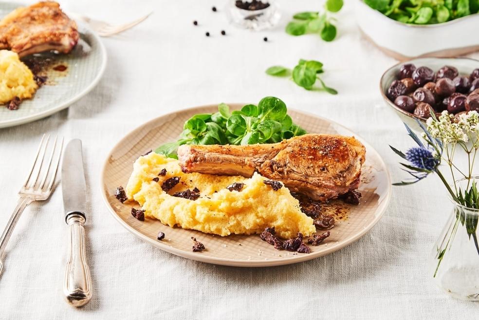 Côtelettes d’agneau poêlées et polenta crémeuse aux olives noires
