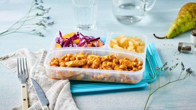Lunch Box d'hiver : curry de pois chiches au poulet, salade chou rouge et oranges, et compote poires et cannelle