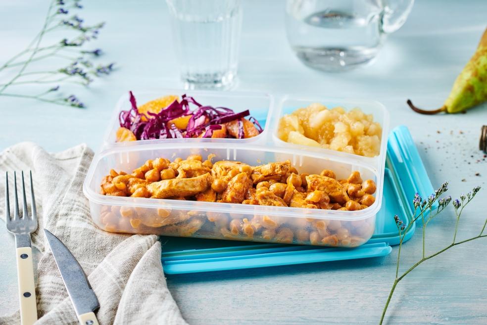 Lunch Box d'hiver : curry de pois chiches au poulet, salade chou rouge et oranges, et compote poires et cannelle