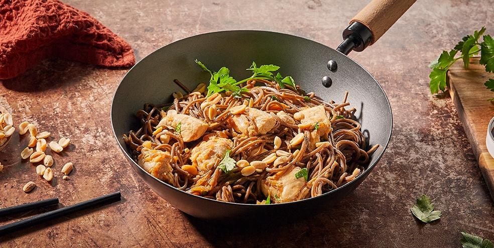 Nouilles sautées au poulet et aux cacahuètes