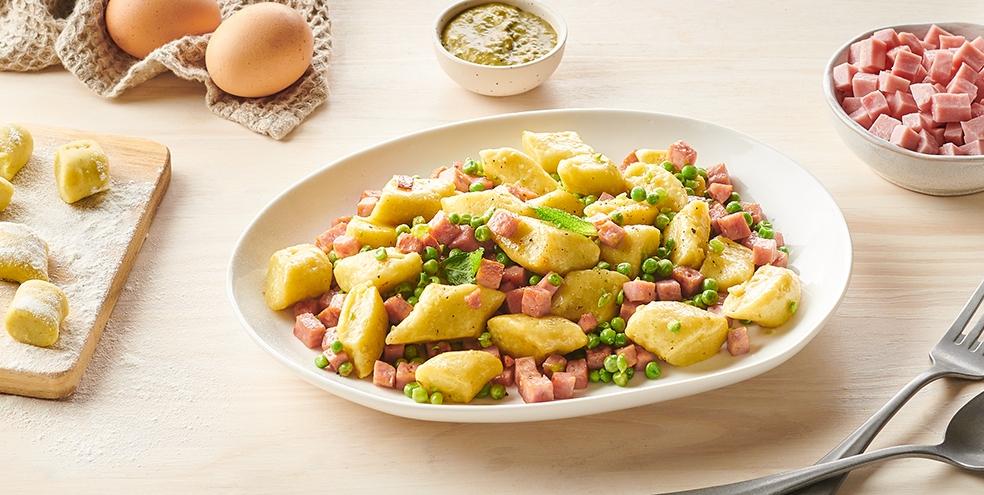Gnocchis au basilic accompagnés de petits pois et de jambon