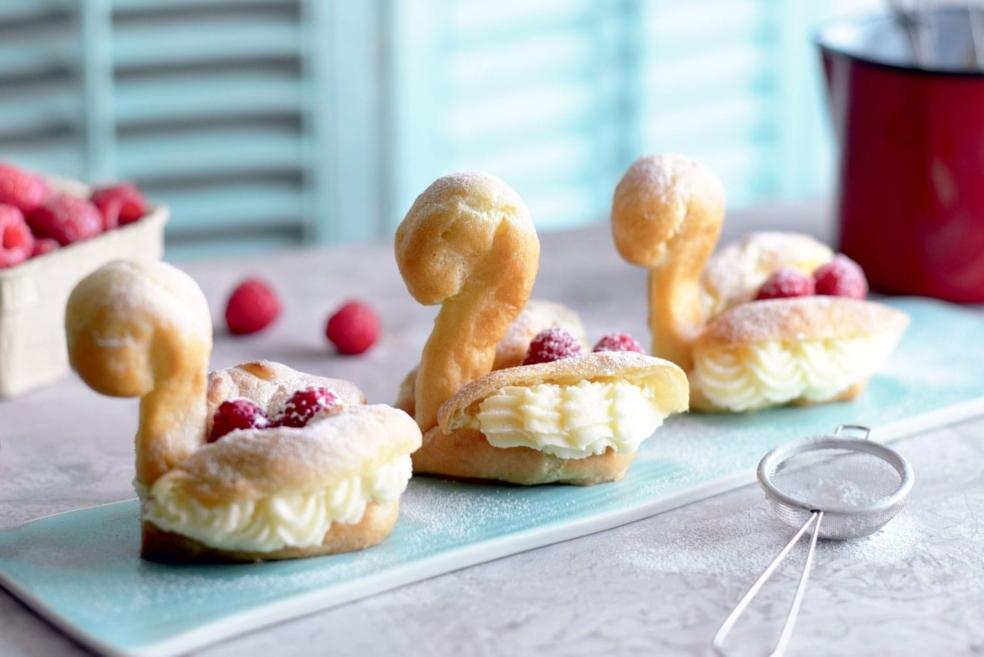 Cygnes en pâte à choux, aux framboises