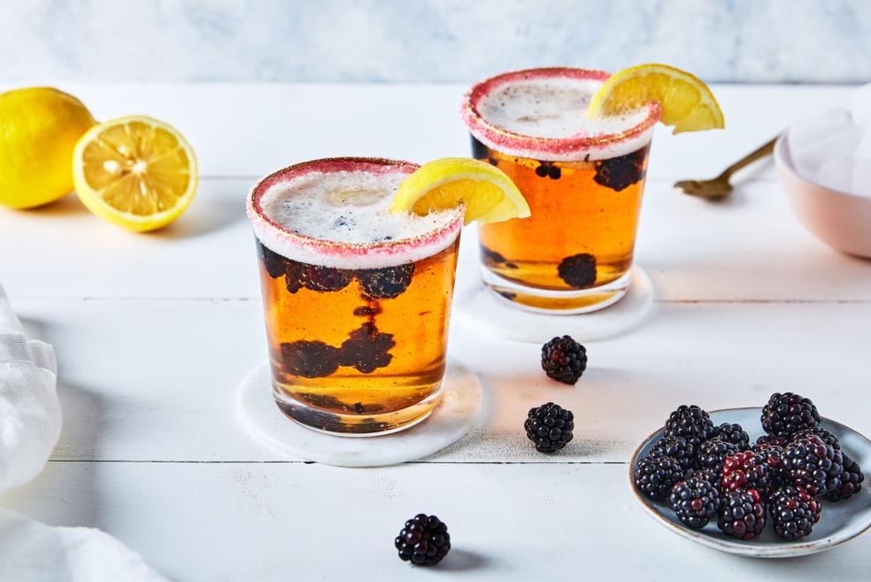 Cocktail à la bière, mûre, citron et gin