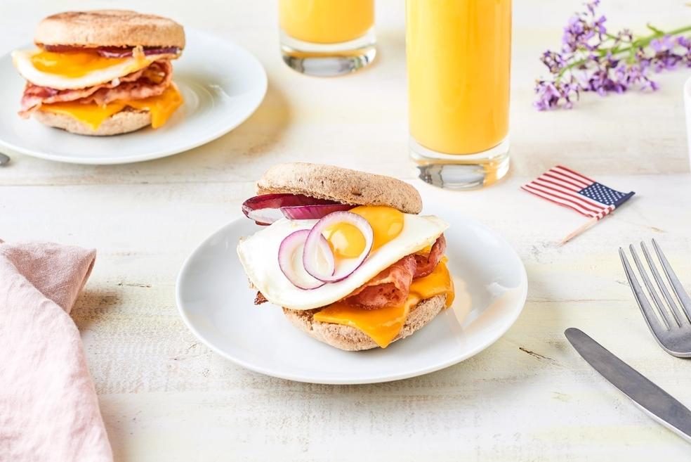 Egg muffin bacon, oignon rouge et cheddar