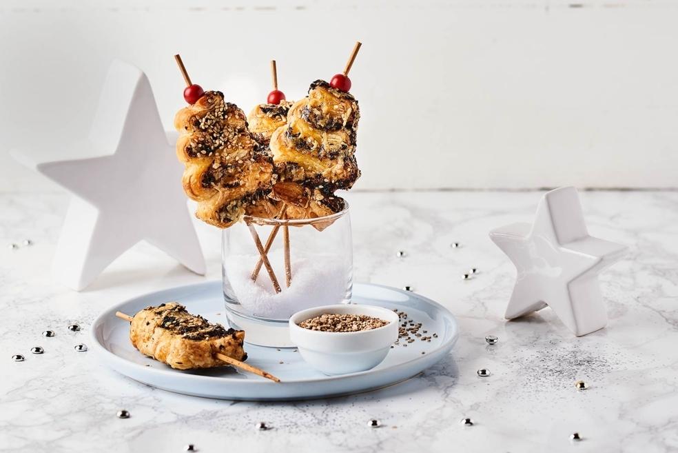 Mini sapins feuilletés à la tapenade, emmental et graines de sésame