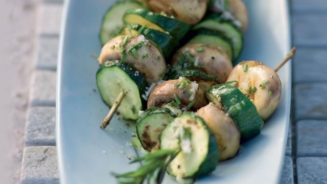 Brochettes de champignons et courgettes marinés