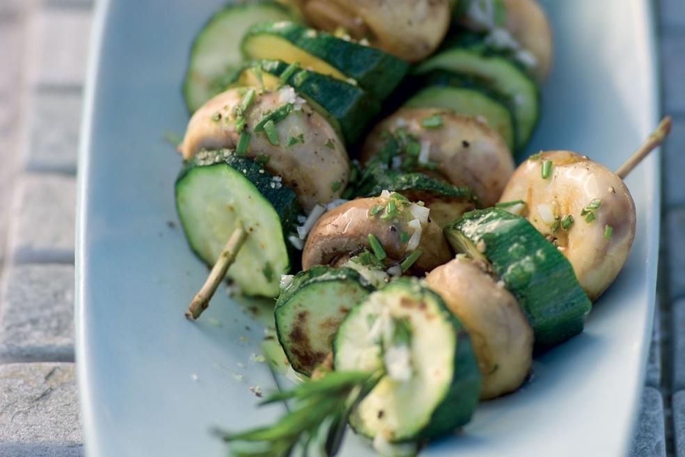 Brochettes de champignons et courgettes marinés