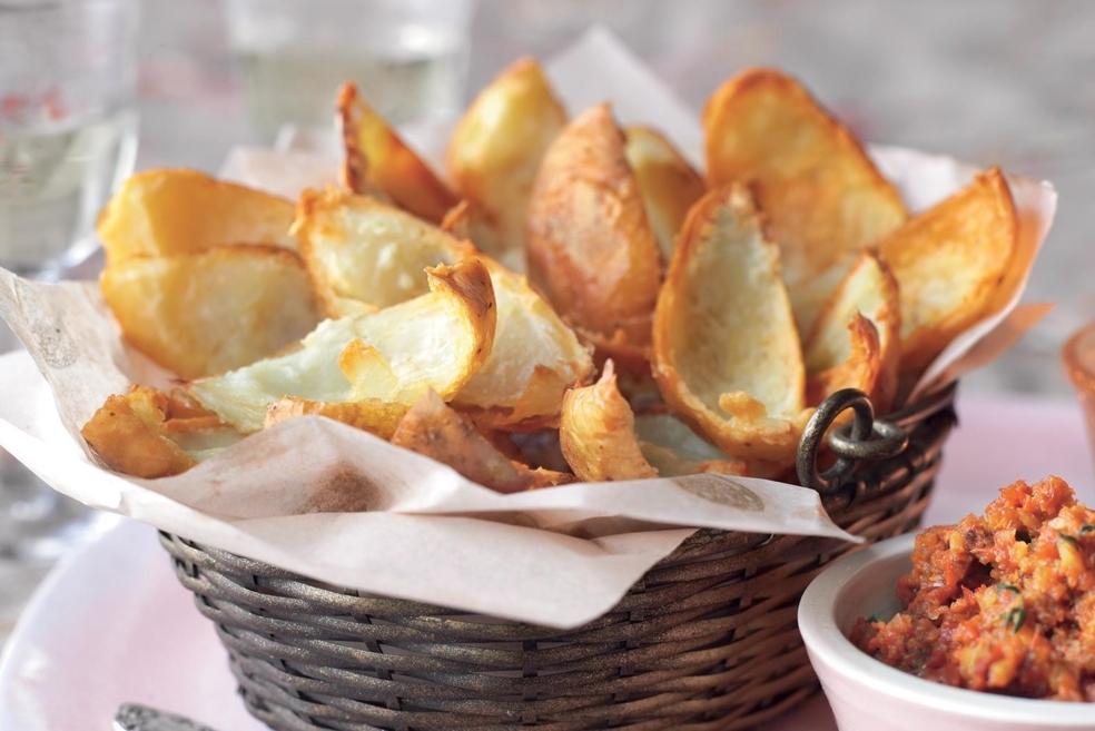 Chips de peau de pomme de terre, sauce au poivron