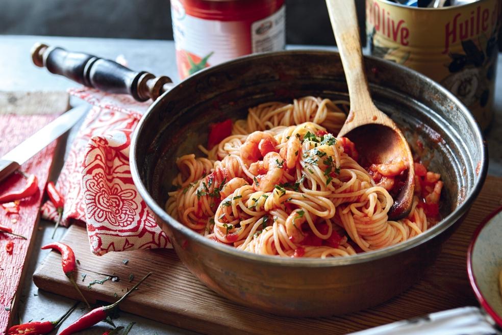 Spaghetti à la sauce tomate et crevettes épicées