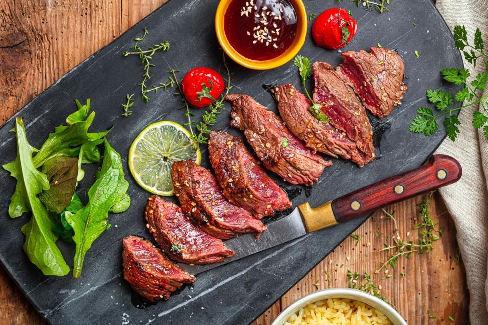 Steak de bœuf mariné grillé et ses tomates cerises