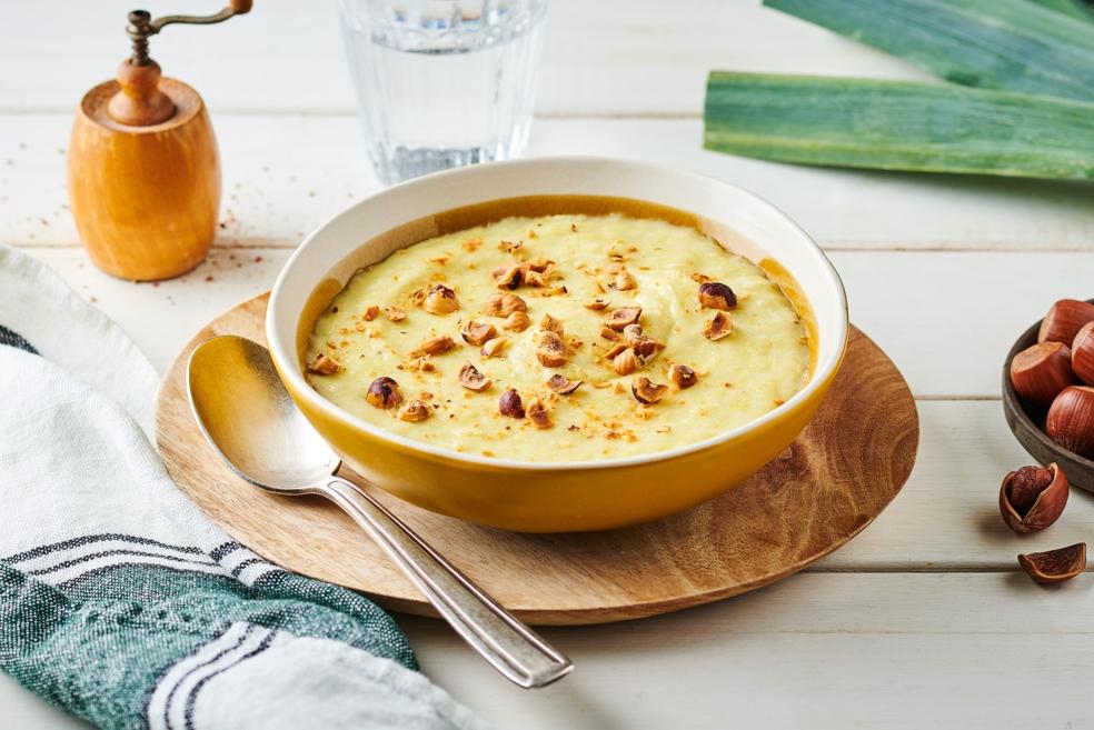 Purée de poireaux, pommes de terre et noisettes torréfiées