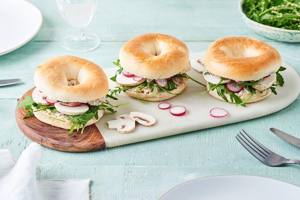 Bagel crème au thon et estragon, radis et champignons