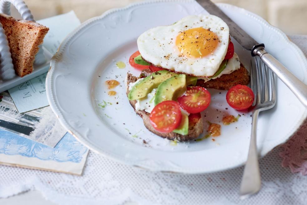 Toast à l'avocat, fromage frais et œuf au plat
