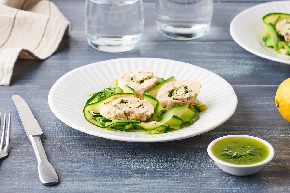 Blancs de poulet farcis au pesto et salade de tagliatelles de courgettes