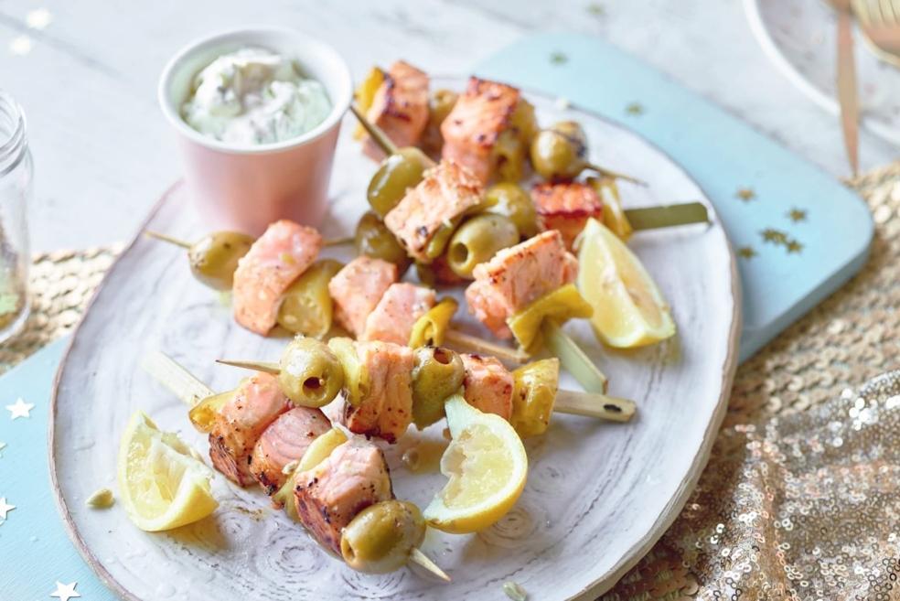 Brochettes de saumon et olives, dip au poireau