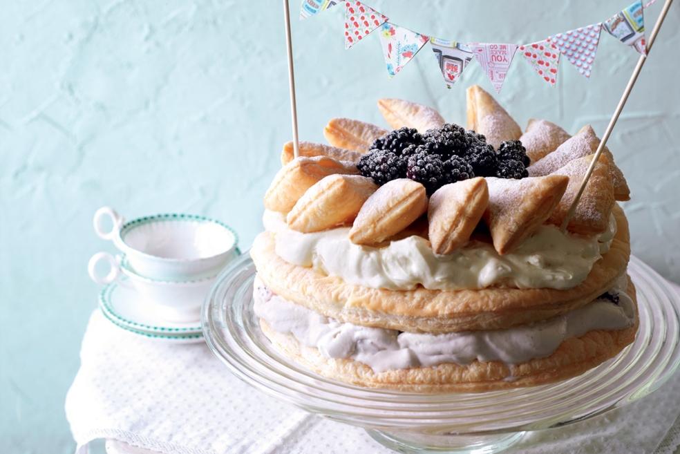 Gâteau à étages aux mûres et à la noix de coco
