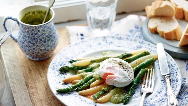 Asperges et œuf poché, sabayon au basilic