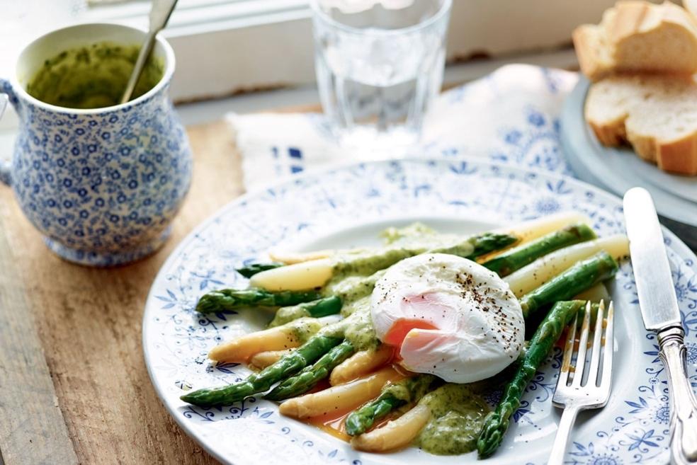 Asperges et œuf poché, sabayon au basilic
