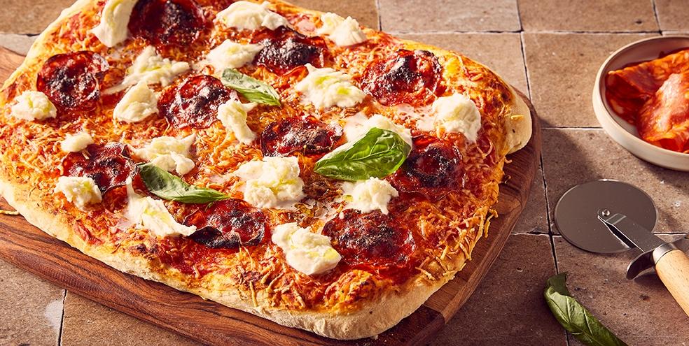 Pizza pepperoni, tomate et mozzarella