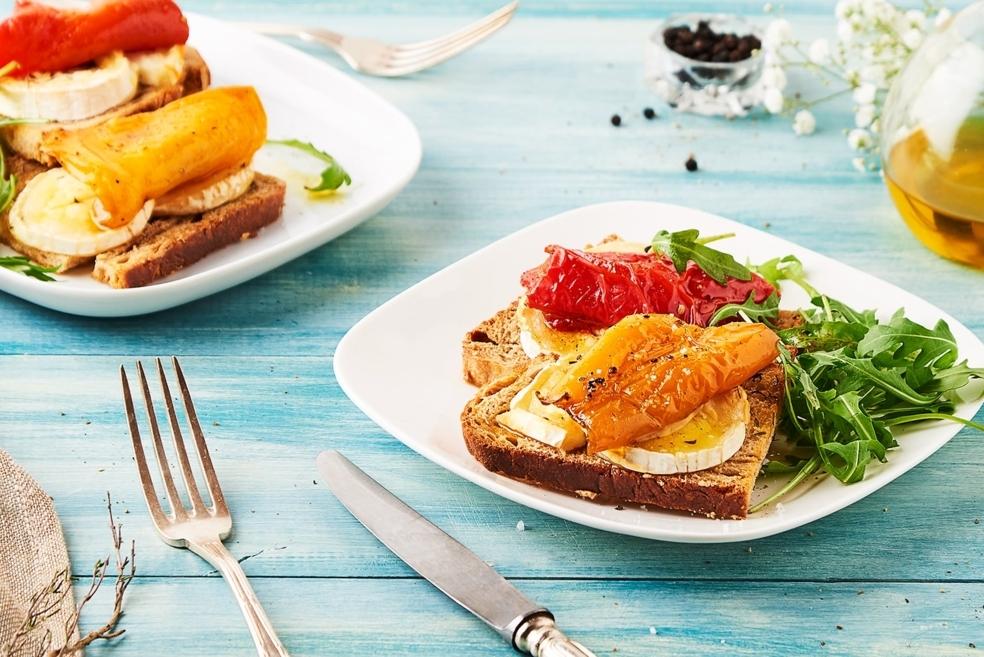 Tartines de poivrons marinés