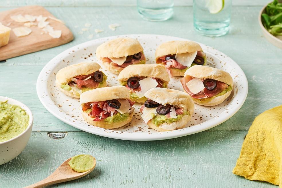 Batbouts au jambon de parme, guacamole et parmesan