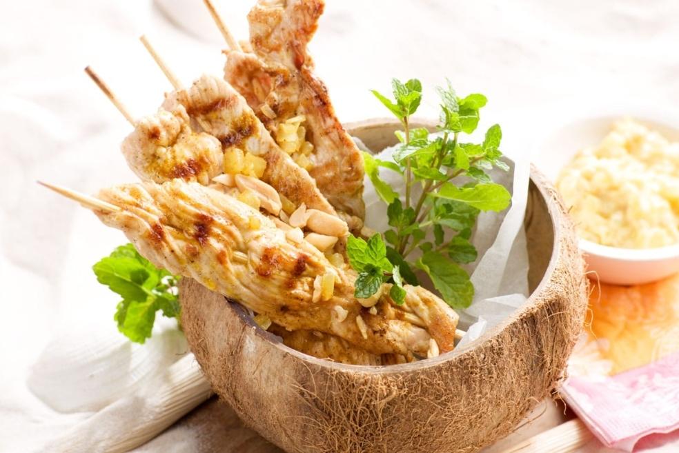 Brochettes de dinde au saté, marinade au curry et à l’ananas