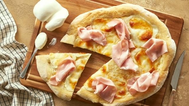 Pizza crème, mortadelle et scamorza