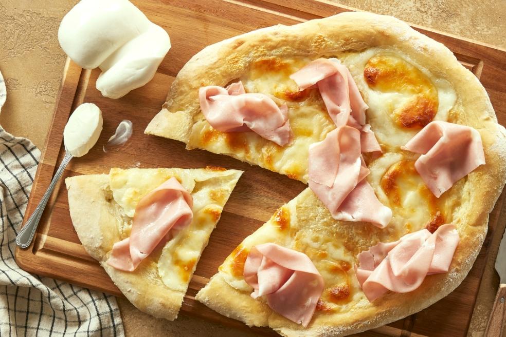 Pizza crème, mortadelle et scamorza