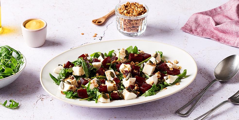 Salade de betteraves, mozzarella, roquette et granola salé