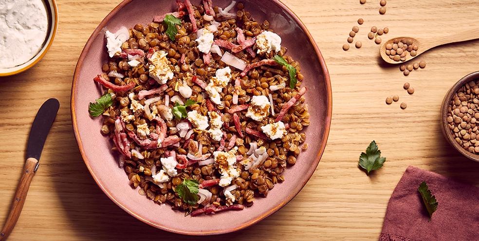 Salade de lentilles vertes au chèvre et aux lardons