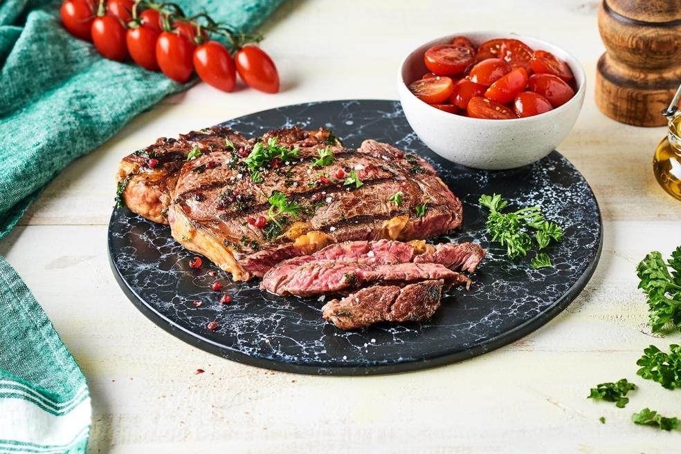 Bœuf mariné au barbecue aux baies rose et persil