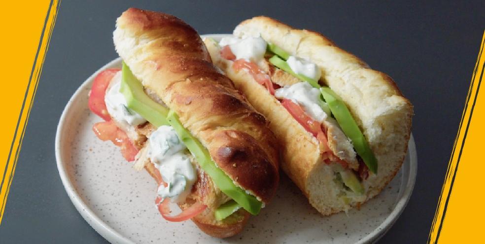 Sandwich de poulet mariné et sauce tartare