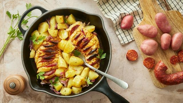 Filet de poulet au chorizo et pommes de terre au four